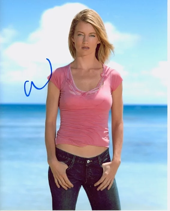 Cynthia Watros autograph
