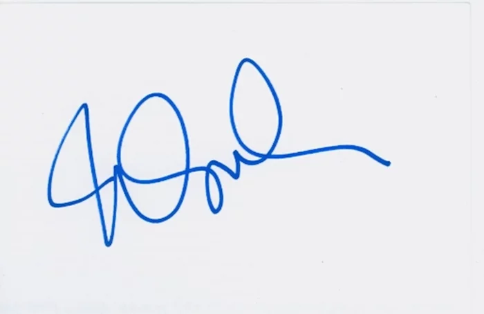Nina Siemaszko autograph