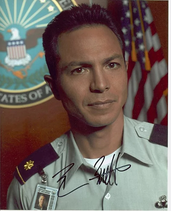 Benjamin Bratt autograph