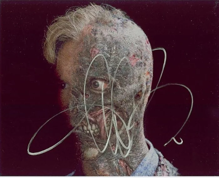 Aaron Eckhart autograph