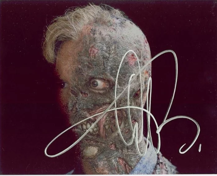 Aaron Eckhart autograph
