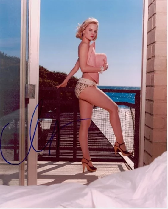 Mena Suvari autograph