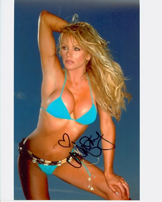 Nikki Ziering autograph