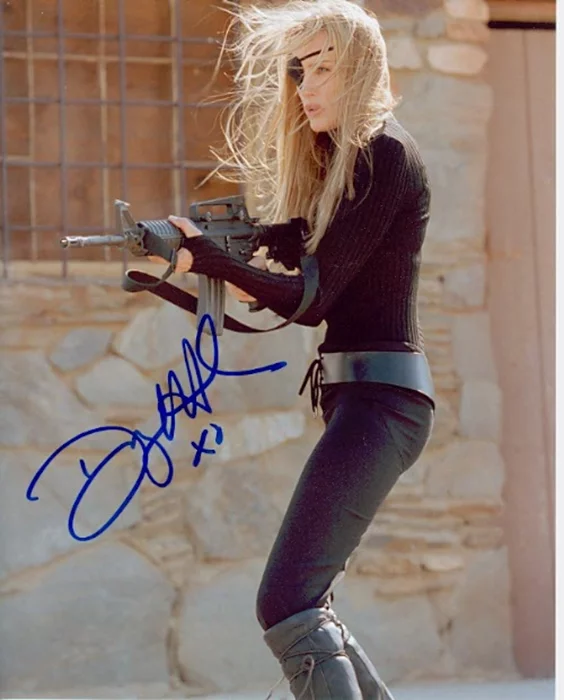 Daryl Hannah autograph