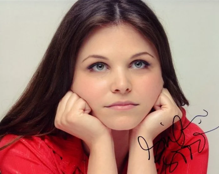 Ginnifer Goodwin autograph