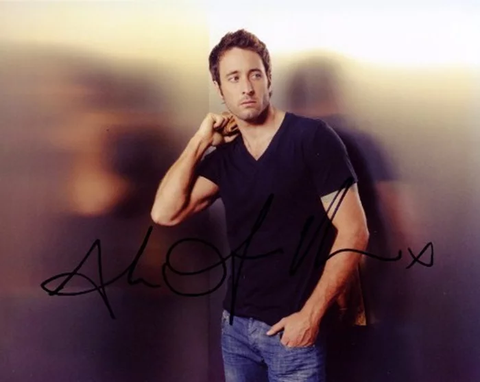 Alex O'Loughlin autograph