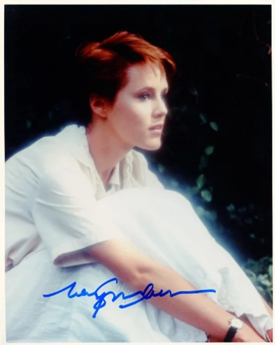 Mary Stuart Masterson autograph