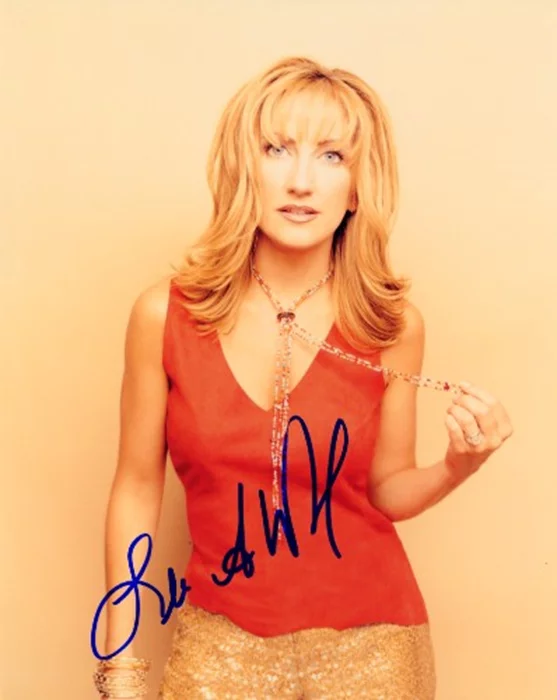 LeeAnn Womack autograph