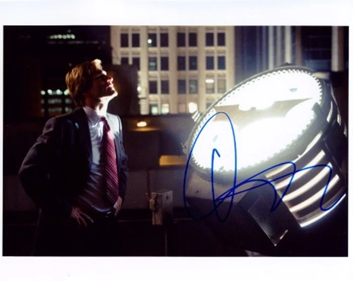 Aaron Eckhart autograph