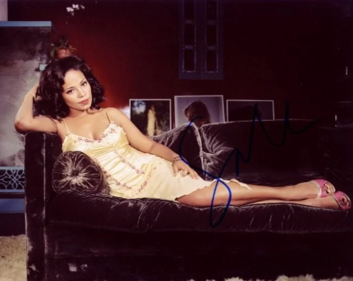 Sanaa Lathan autograph