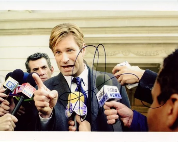 Aaron Eckhart autograph