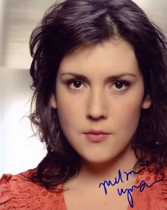 Melanie Lynskey autograph
