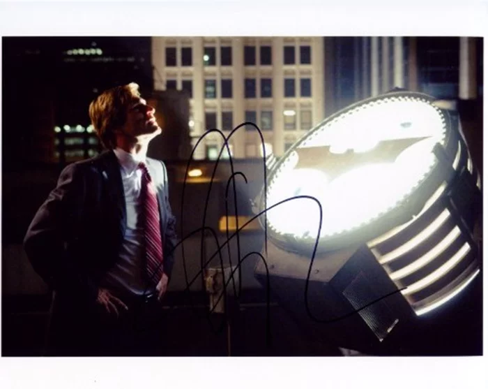 Aaron Eckhart autograph