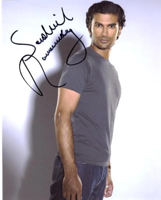 Sendhil Ramamurthy autograph