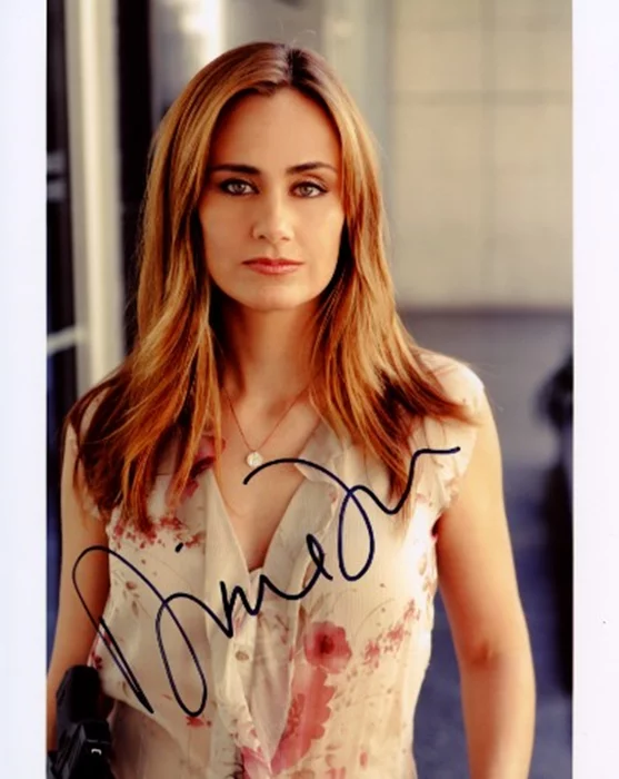 Diane Farr autograph