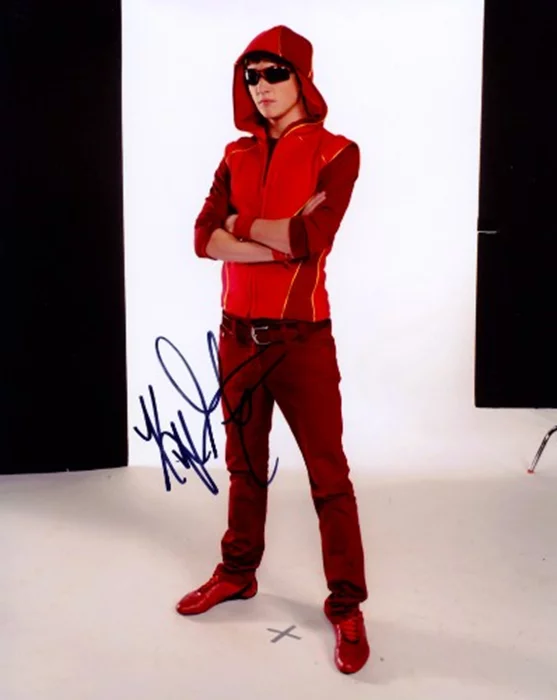 Kyle Gallner autograph
