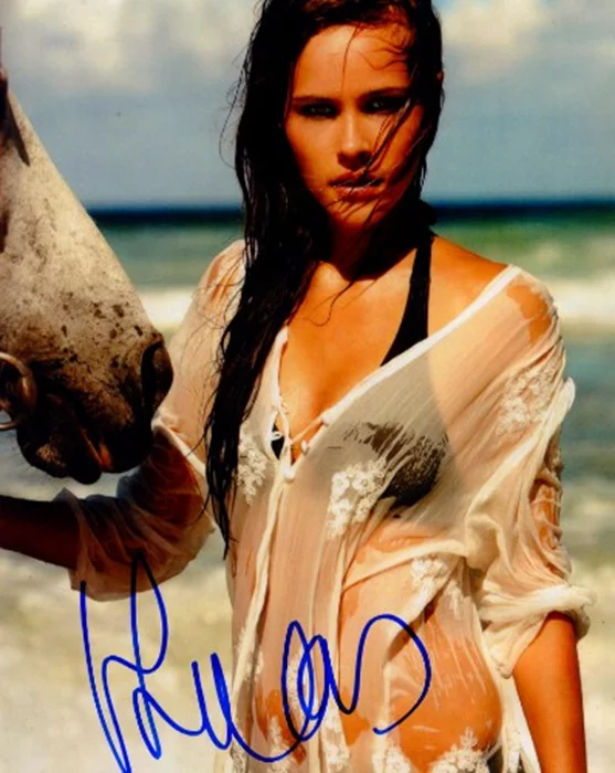 Isabel Lucas autograph