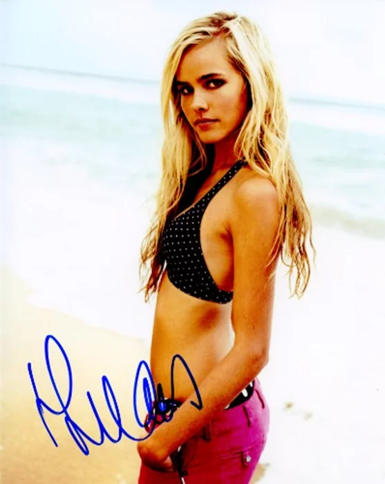 Isabel Lucas autograph