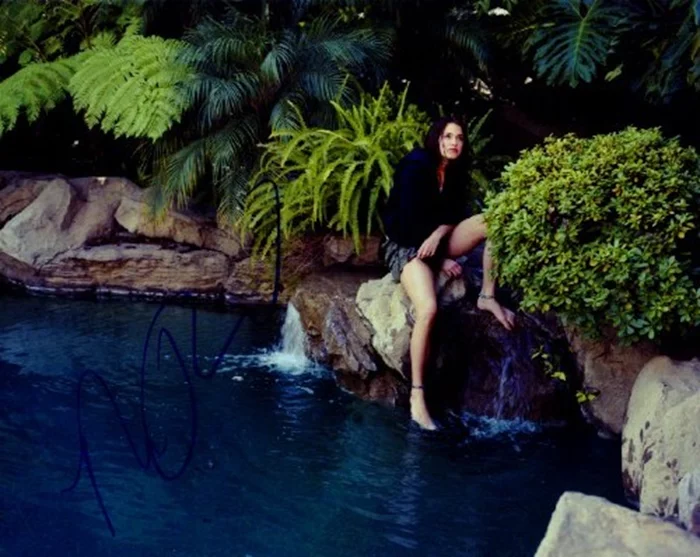Nikki Reed autograph