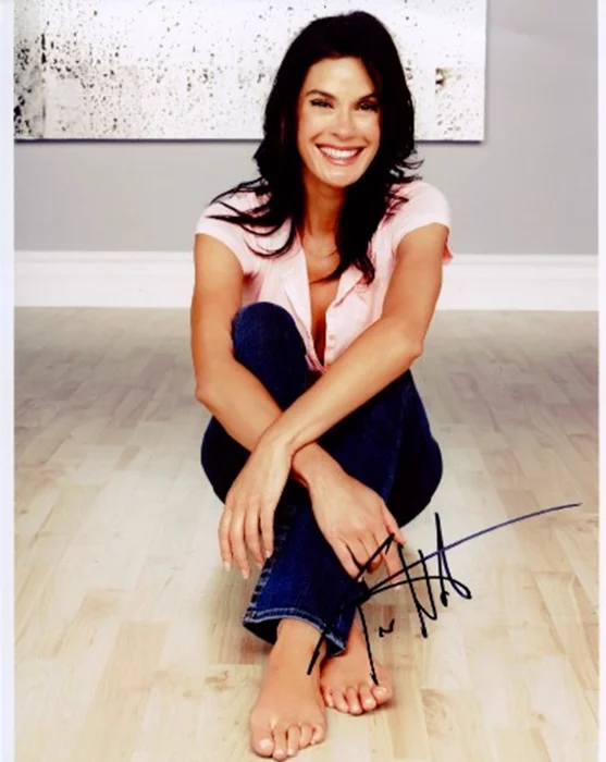 Teri Hatcher autograph