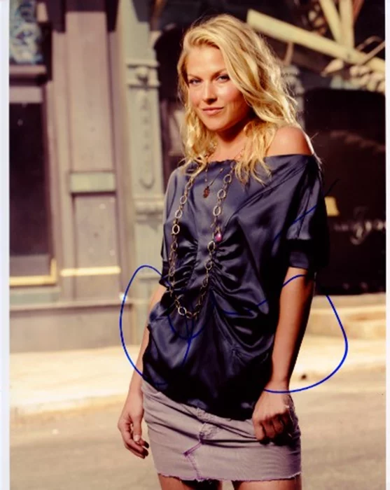 Ali Larter autograph