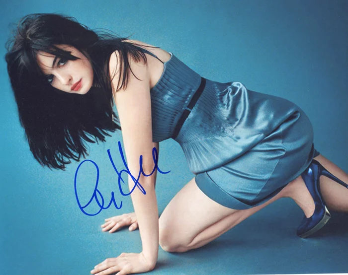 Anne Hathaway autograph