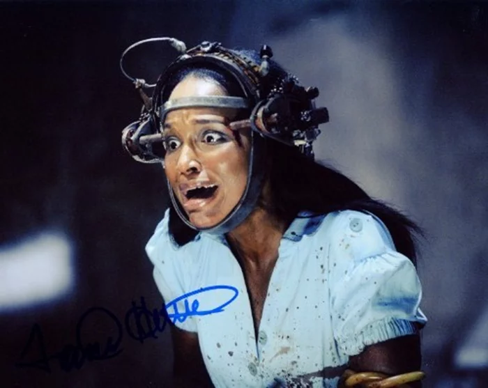 Tanedra Howard autograph