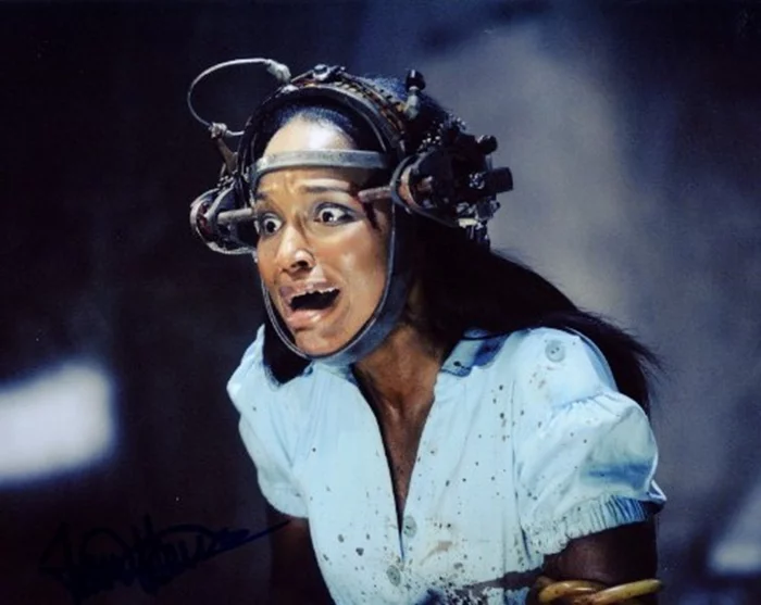 Tanedra Howard autograph