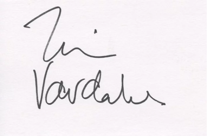 Nia Vardalos autograph