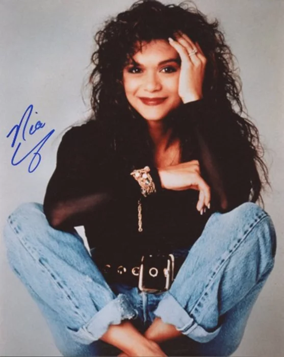 Nia Peeples autograph
