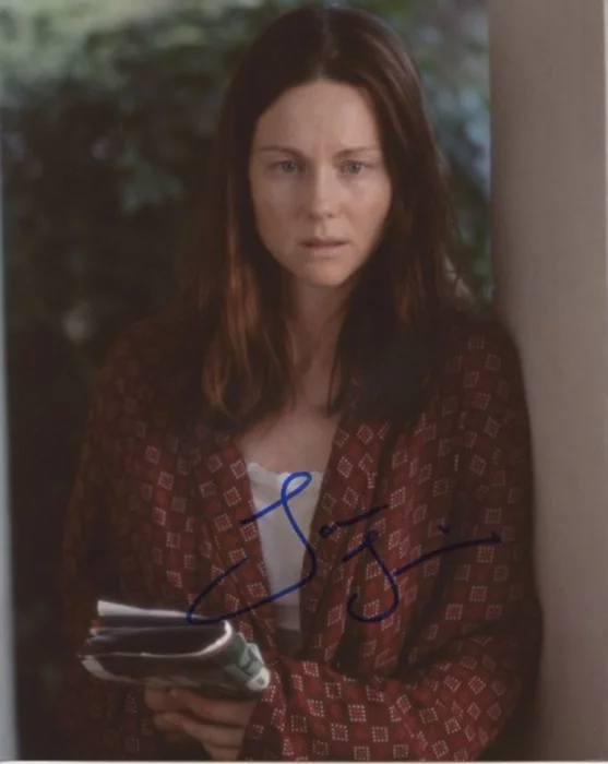 Laura Linney autograph