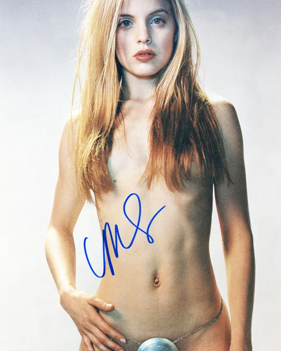 Mena Suvari autograph