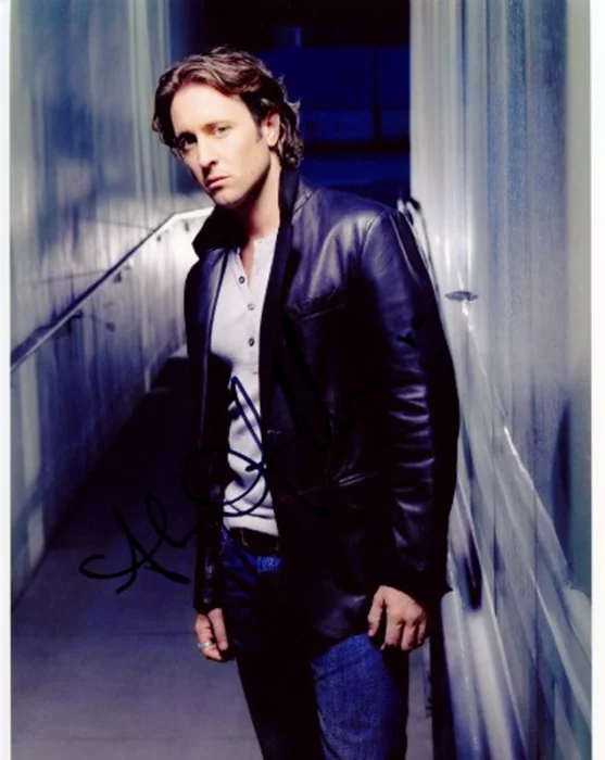 Alex O'Loughlin autograph