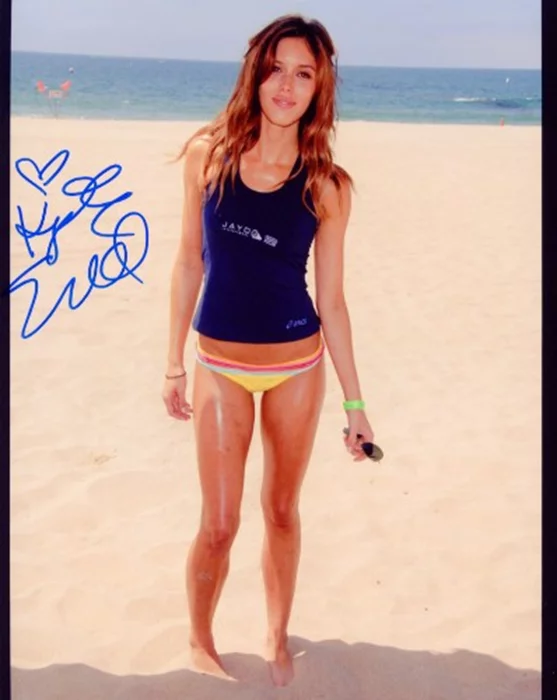 Kayla Ewell autograph