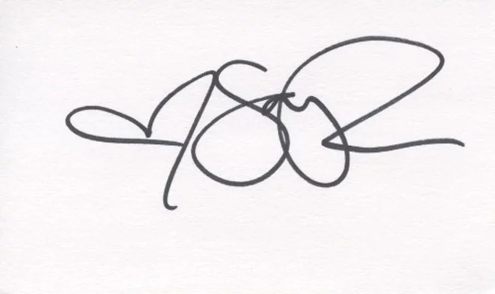 Sara Paxton autograph