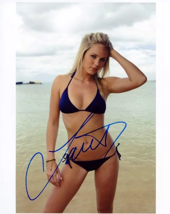 Laura Vandervoort autograph