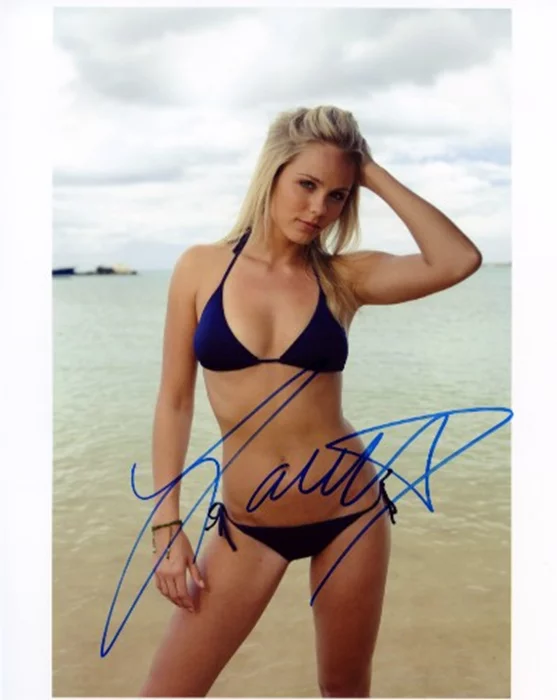 Laura Vandervoort autograph