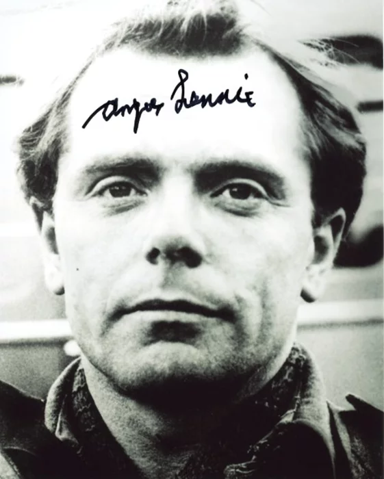 Angus Lennie autograph