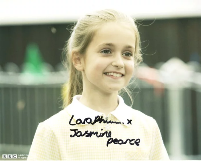 Lara Phillipart autograph