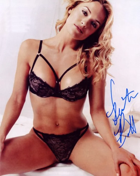 Victoria Pratt autograph