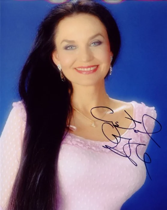 Crystal Gayle autograph