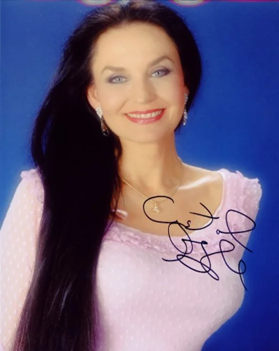 Crystal Gayle autograph