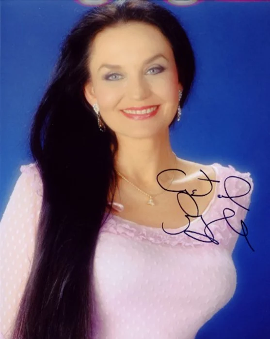 Crystal Gayle autograph