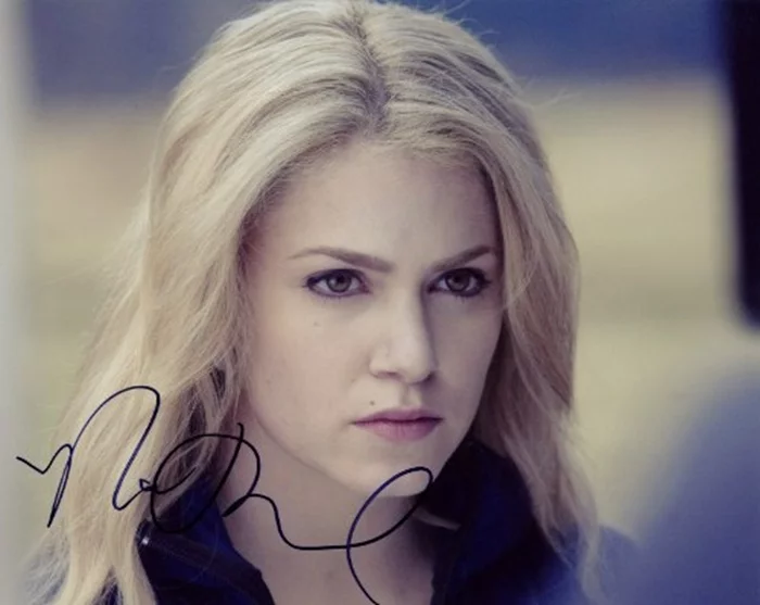 Nikki Reed autograph