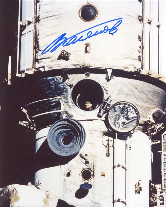 Valeri Polyakov autograph