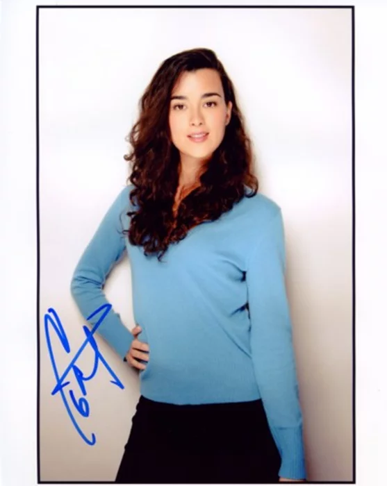 Cote de Pablo autograph