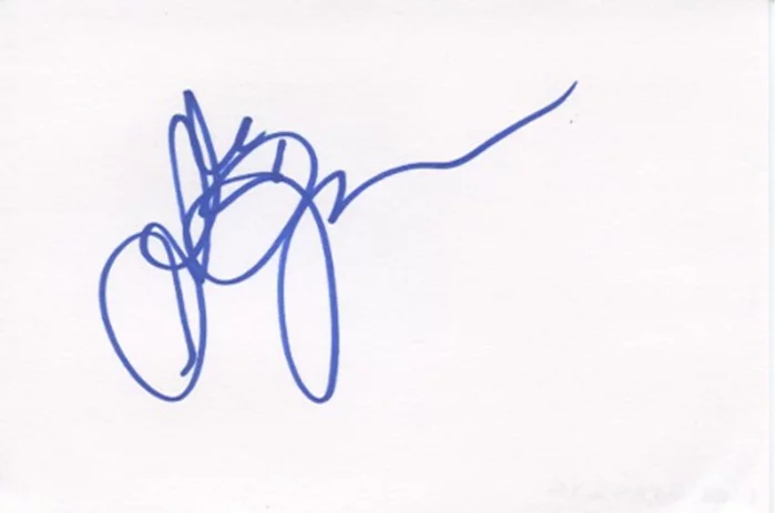 Alice Greczyn autograph