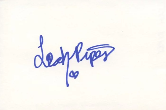 Leah Pipes autograph