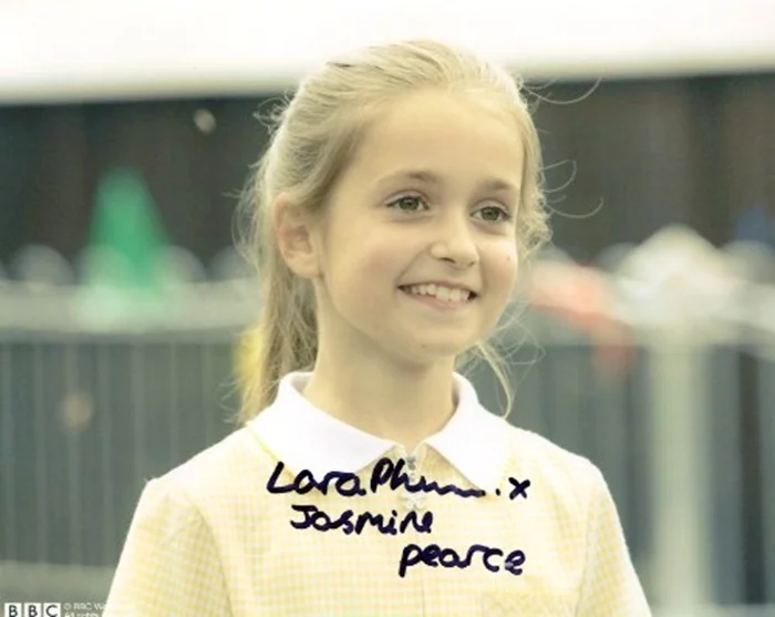 Lara Phillipart autograph