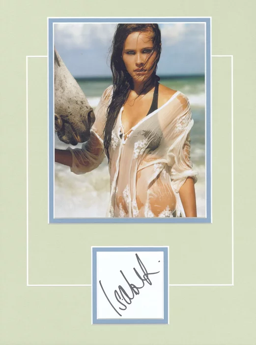 Isabel Lucas autograph